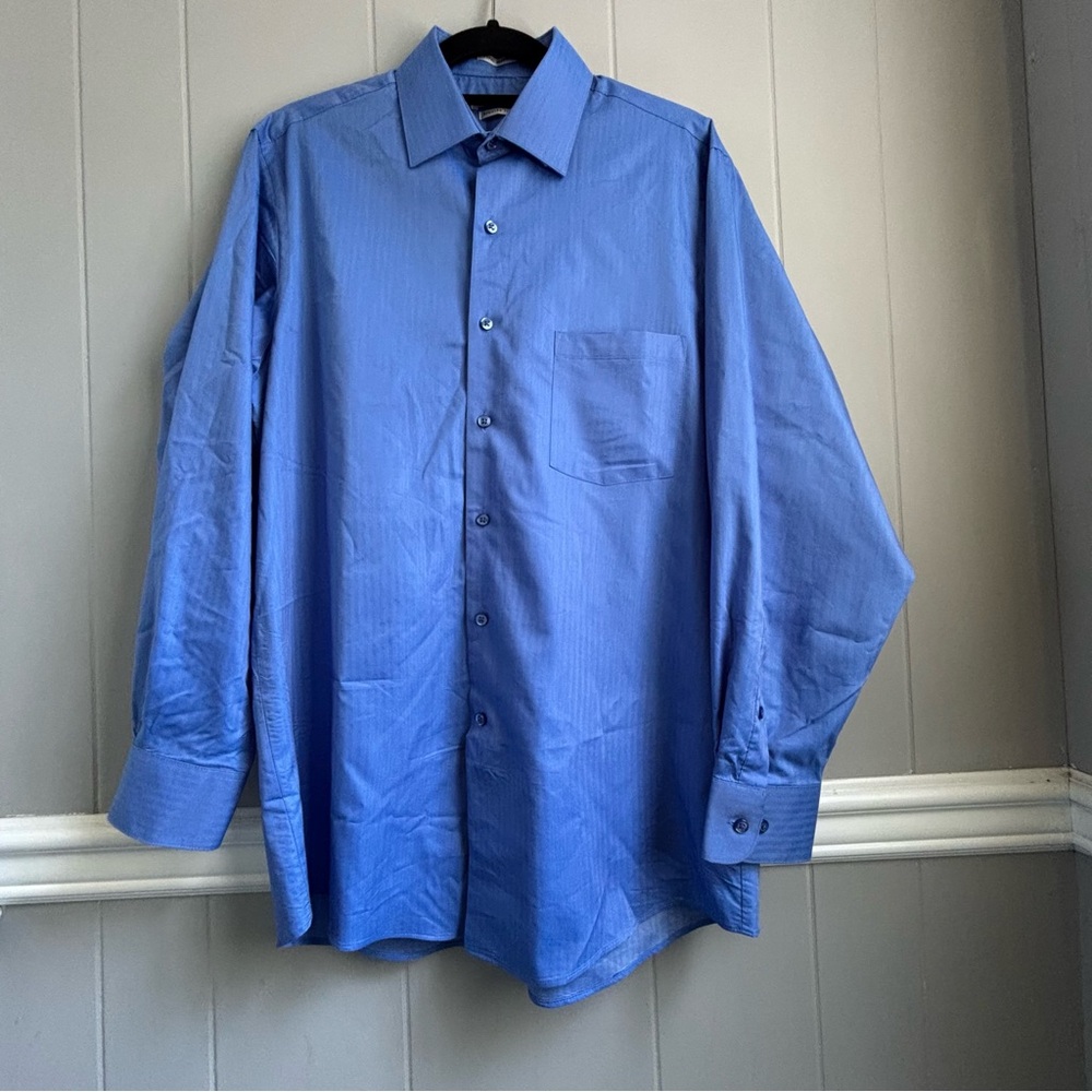 Van Heusen Men’s Button Down Blue Dress Shirt Regular Fit. size 15 1/2 32/33.